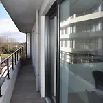 Lichtrijk 2-slaapkamerappartement met zeezicht en gratis parking