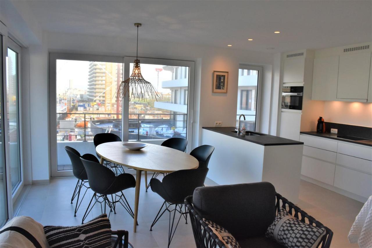 Lichtrijk 2-slaapkamerappartement Met Zeezicht En Gratis Parking Appartement